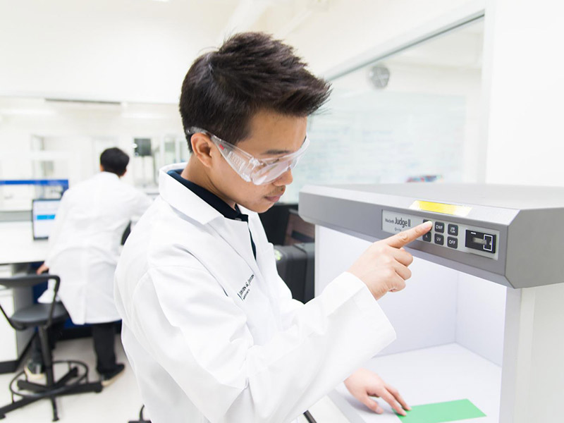 coating-lab-technician-machine-2